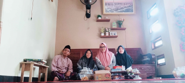 Inframe: foto bersama Abah Yai dan ibu Nyai Pondok Pesantren Roudlatul Qur'an.
