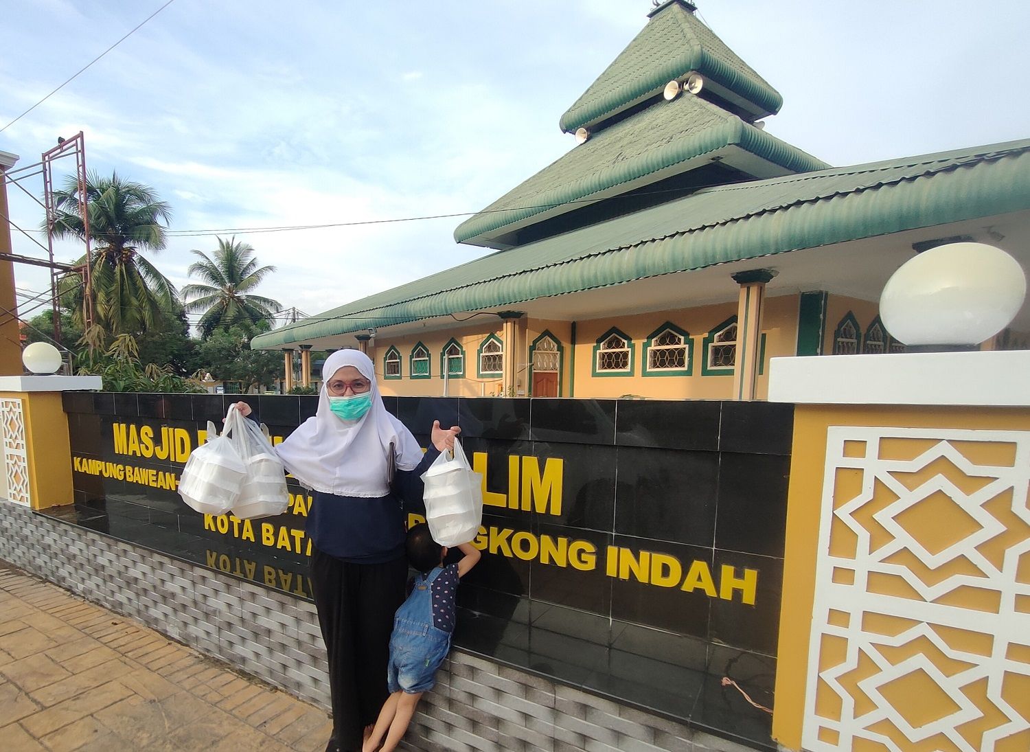 Saat akan menyerahkan makanan untuk berbuka puasa ke pengurus Masjid Darul Muta'allim, Batam, Kepulauan Riau. | Dokumentasi pribadi