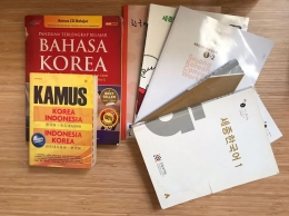 Kumpulan buku untuk belajar bahasa Korea yang saya miliki (Dokpri)