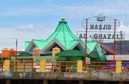 Image: Masjid Al Ghazali untuk mengakomodasi ibadah warga yang beragama Islam (by Merza Gamal)