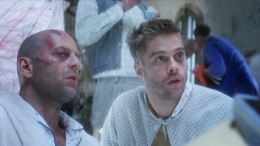 Bruce Willis bersama Brad Pitt dalam 12 Monkeys|sumber : BBC Three