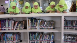 Siswa SD beraktivitas di ruang baca Perpustakaan Nasional (Perpusnas) di Jakarta, Kamis (20/2/2020).| Sumber: TRIBUNNEWS/IRWAN RISMAWAN