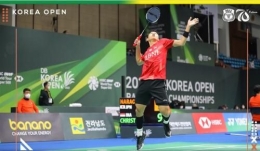 Jonatan Christie harus puas menjadi runner up pada Korea Open 2022 setelah dikalahkan oleh Weng Hong. Foto: sport.okezone.com
