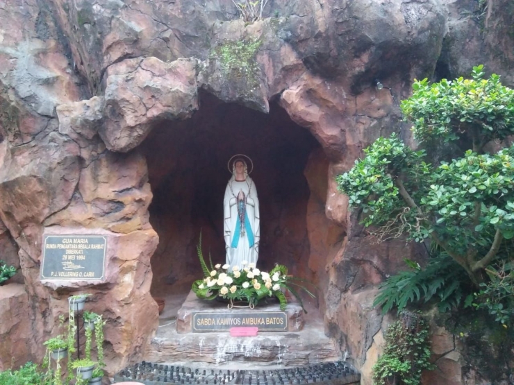Foto: Gua Maria yang berdampingan dengan Patung Kanak-kanak Yesus (Dokpri)