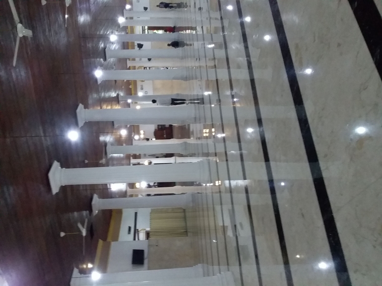 Bagian dalam Masjid Jami Pekojan yang cukup luas dengan tiang-tiang khas bangunan bergaya Eropa (Sumber: dok. pribadi)