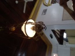 Lampu gantung minyak tanah yang asli sejak Masjid Jami Pekojan berdiri kini tetap dipakai tetapi diisi dengan lampu listrik. (Sumber: dok. pribadi)