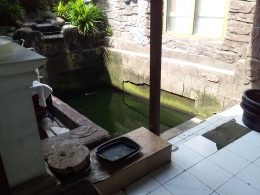 Tempat berwudhu asli  yang kini sudah diubah menjadi kolam ikan. Mata air sumur di masjid ini hingga kini tetap dipakai sebagai sumber air masjid (Sumber: Dok Pribadi)