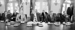 Presiden Gerald Ford pada saat rapat Kabinet pertamanya sebagai Presiden, pada 11 Agustus, 1974 | Sumber Gambar: Naragetarchive