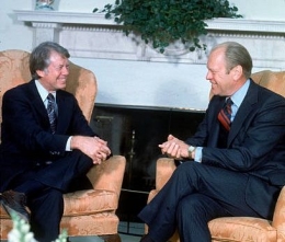 Presiden Gerald Ford bersama Presiden Amerika terpilih Jimmy Carter di Ruang Oval, White House pada Desember tahun 1976 | Sumber Gambar: Getty Images