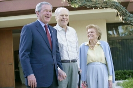 Mantan Presiden Gerald Ford bersama Presiden Amerika Serikat George W. Bush dan istri Ford, Betty, pada April 2006 | Sumber Gambar: catalog.archives