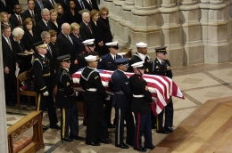 Prosesi Pemakaman Mantan Presiden Gerald Ford di Katedral Nasional Washington, D.C., pada 2 Januari 2007 | Sumber Gambar: defenseimagery.mil