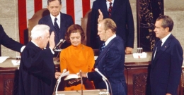 Gerald Ford ketika diambil sumpahnya menjadi Wakil Presiden Amerika Serikat oleh Ketua Hakim Agung Warren E. Burger | Sumber Gambar: scoopnest.com