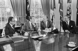 Ford bersama Presiden Richard Nixon dan Henry Kissinger dan Alexander Haig, di Ruang oval White House | Sumber Gambar: Naragetarchive
