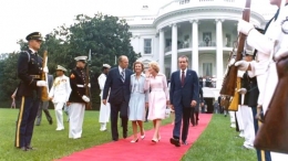 Ford bersama Richard Nixon dan istri Ford, Betty, dan istri Nixon, Pat, pasca pengunduran diri Nixon sebagai Presiden | Sumber Gambar: History.com