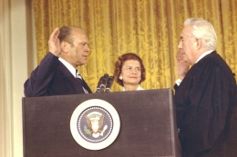 Gerald Ford ketika diambil sumpahnya sebagai Presiden Amerika Serikat  pada 9 Agustus 1974 : Sumber Gambar: Ford Library