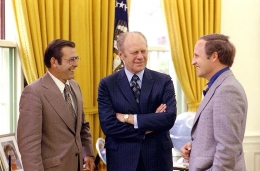 Presiden Ford bersama Donald Rumsfeld yang ditunjuk sebagai Kepala Staff Ford dan Richard Cheney sebgai Deputy Rumsfeld | Sumber Gambar: Ford Library