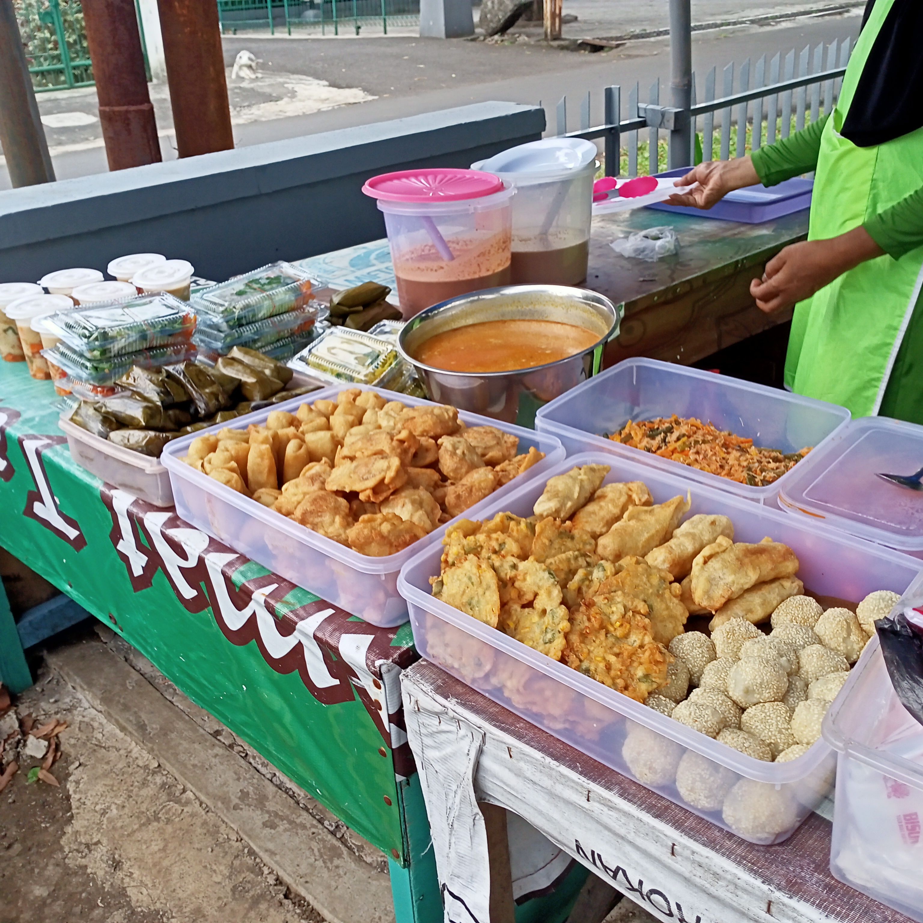 Aneka gorengan, Kolak, gado-gado, buras, gulai nangka muda, urap (dokumen pribadi)