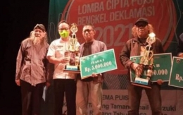 Nanang menerima hadiah 5 juta rupiah. Dari ki-ka: Jose Rizal Manua, Kadisbud DKI Jakarta Iwan Wardhana, Nanang, Isbedy Stiawan. Foto: Dok. Nanang