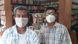 Isson Khairul dan Nanang Ribut Supriyatin (kanan) di Toko Buku Bengkel Deklamasi, TIM. Foto: Isson Khairul