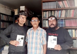 Nanang (tengah) bersama Sutradara Guntoro Sulung (kiri) dan Moktavianus Masheka, Ketua Peringatan Satu Abad Chairil Anwar (kanan). Foto: Dok. Nanang