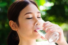 Manfaat minum air putih. Sumber foto : HalloSehat/Shutterstock