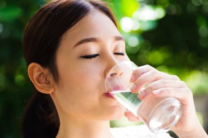 Manfaat minum air putih. Sumber foto : HalloSehat/Shutterstock