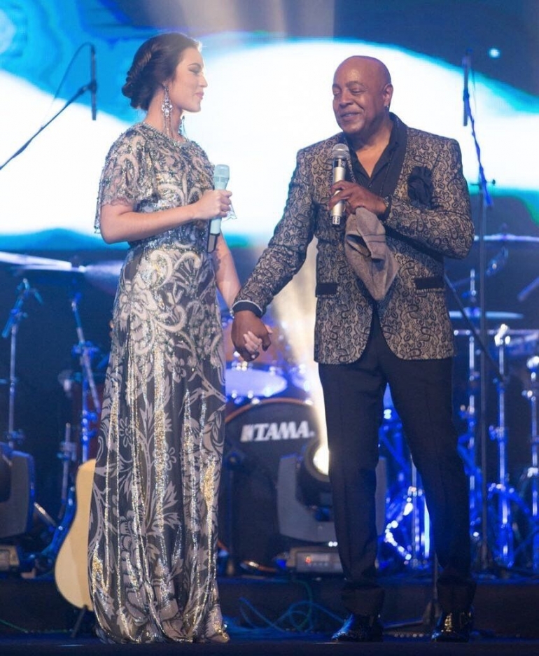 Peabo Bryson ketika konser di Jakarta tahun 2016 berduet dengan penyanyi Indonesia, Raisa (foto  diambil dari artikel style.tribbunews.com)
