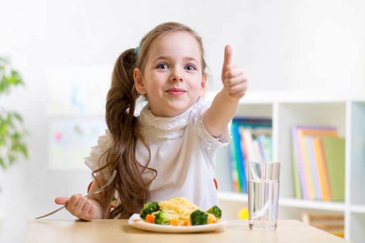 Ilustrasi anak sedang makan. (sumber : Kompas.com)