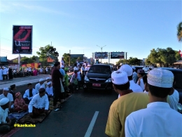 Umat islam sedang Beribadah di Jalan | @kaekaha