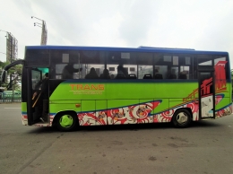 Tampak samping bus Trans Kota Tangerang koridor 2. (F0to: Abel Pramudya)