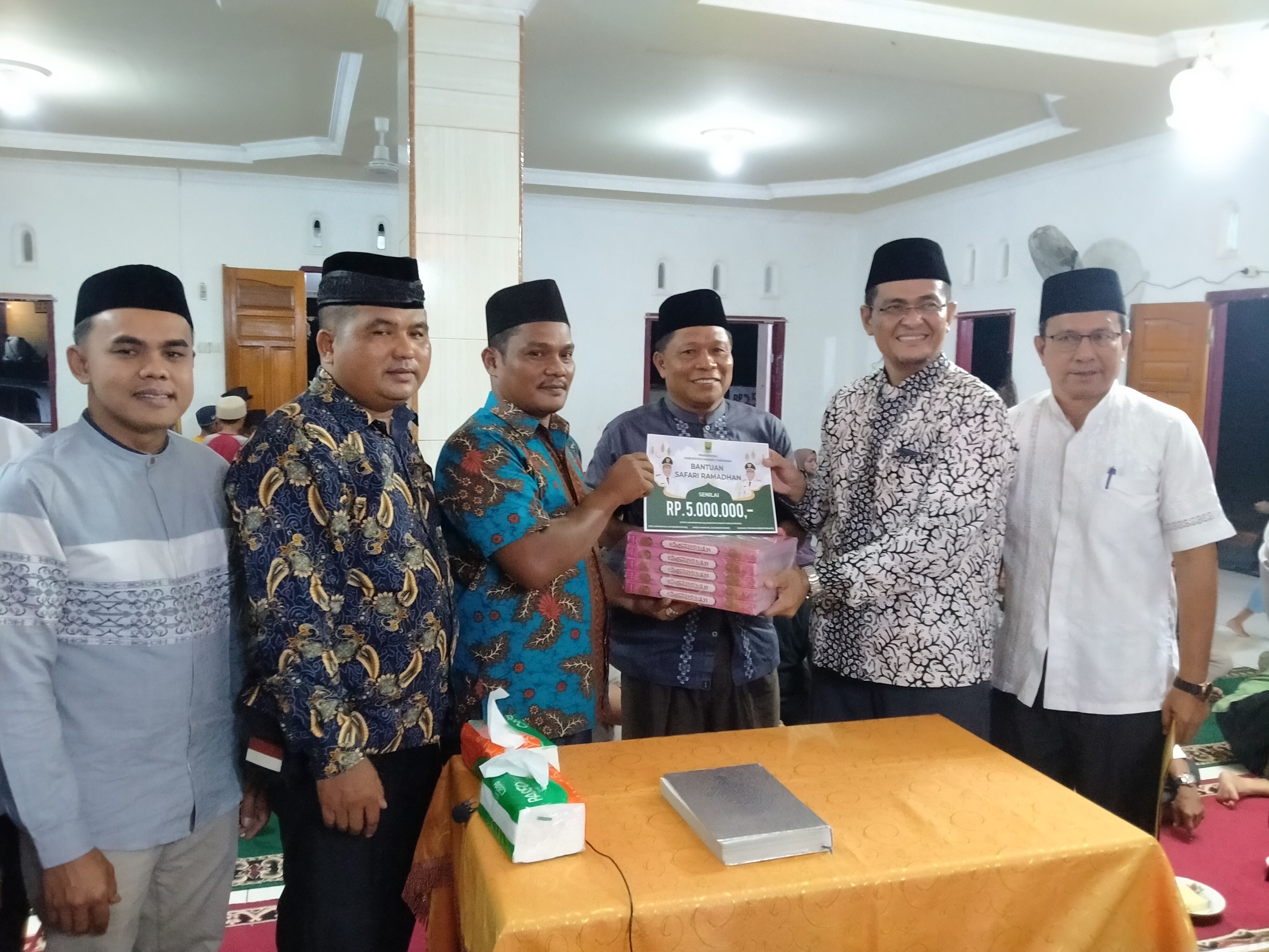 Tim Safari Ramadhan menyerahkan bantuan kepada pengurus Surau Gadang Salibutan. (foto dok damanhuri)