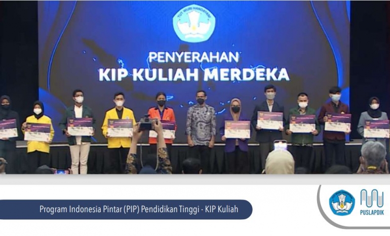 Penyerahan KIP Kuliah Merdeka. Sumber: Buku Pedoman KIP Kuliah Merdeka