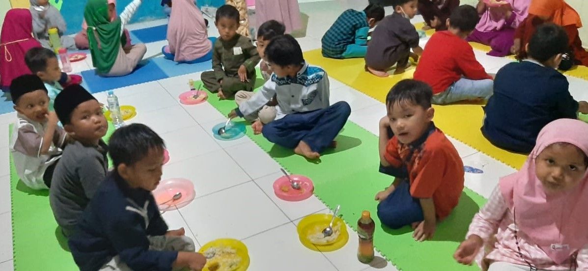 Kegiatan buka Bersama di sekolah Bersama teman-teman. Dok: TKIT Rsh Salaman Magelang