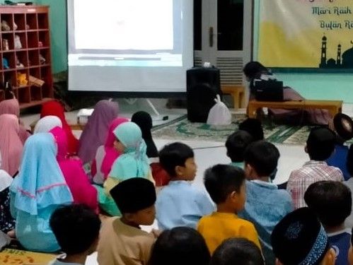 Nonton film Bersama teman-teman setelah sholat tarawih. Dok: TKIT Rsh Salaman Magelang