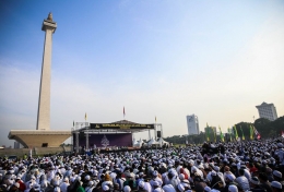 Umat muslim menghadiri acara Maulid Nabi Muhammad SAW 1440 H di Lapangan Silang Monas, Jakarta Pusat. (KOMPAS.com/GARRY LOTULUNG)