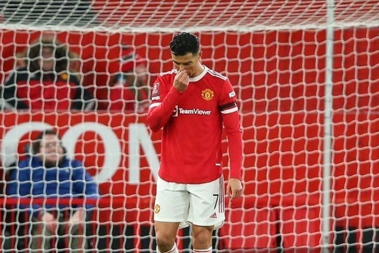 Eksrpesi kecewa Cristiano Ronaldo setelah tendangan penaltinya melebar pada laga Man United vs Middlesbrough di Stadion Old Trafford, Sabtu (5/2/2022) dini hari WIB. Foto: AFP/ALEX LIVESEY  via Kompas.com