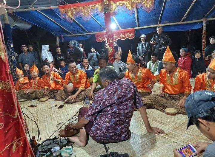 Sebuah grup indang sedang menampilkan kebolehannya di laga-laga Batang Piaman. (foto dok alfa edison)