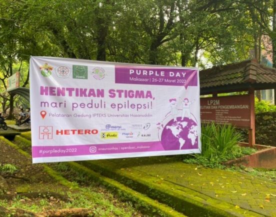 Spanduk Purple Day di Unhas dalam rangka purple day, 27 Maret 2022 (Foto:IST)