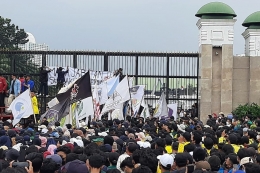 Tampak ribuan mahasiswa sedang berunjuk rasa didepan gedung DPR (sumber: jpnn.com)