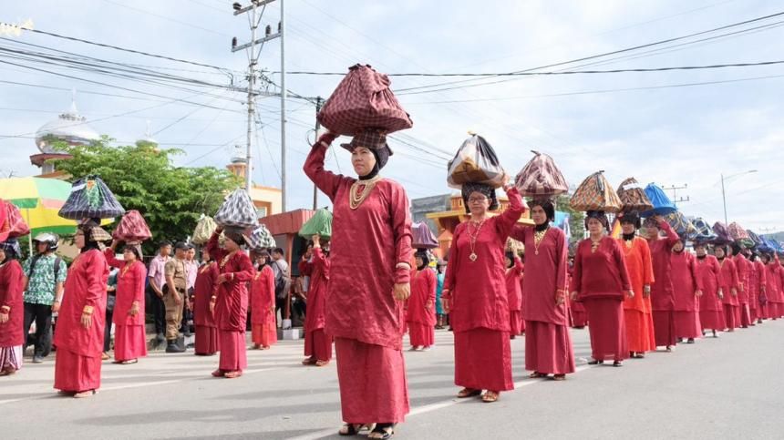 Ilustrasi arak-arakan ibu-ibu membawa makanan di Sumbar|dok. direktoripariwisata.id