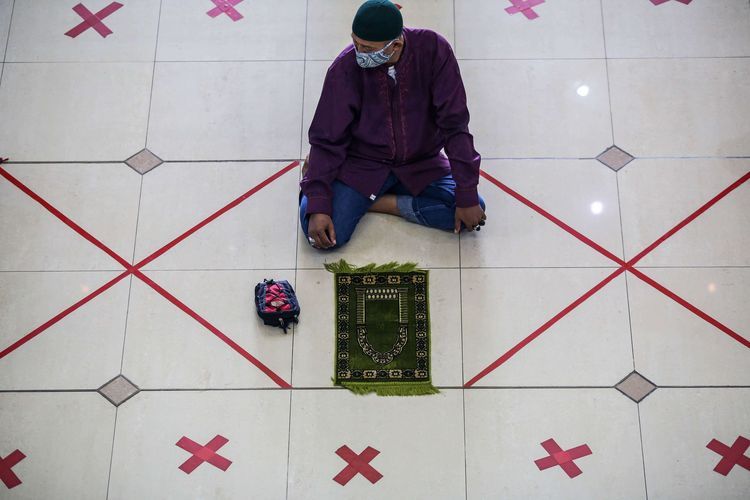 Pemandangan saat umat Muslim menjalani shalat di masjid  dengan protokol kesehatan ketat: KOMPAS.com/GARRY LOTULUNG