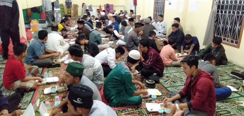Suasana Makan Sahur di Masjid Annur Aceh Barat saat I'tikaf/menetap di Masjid, 2021.dokpri.