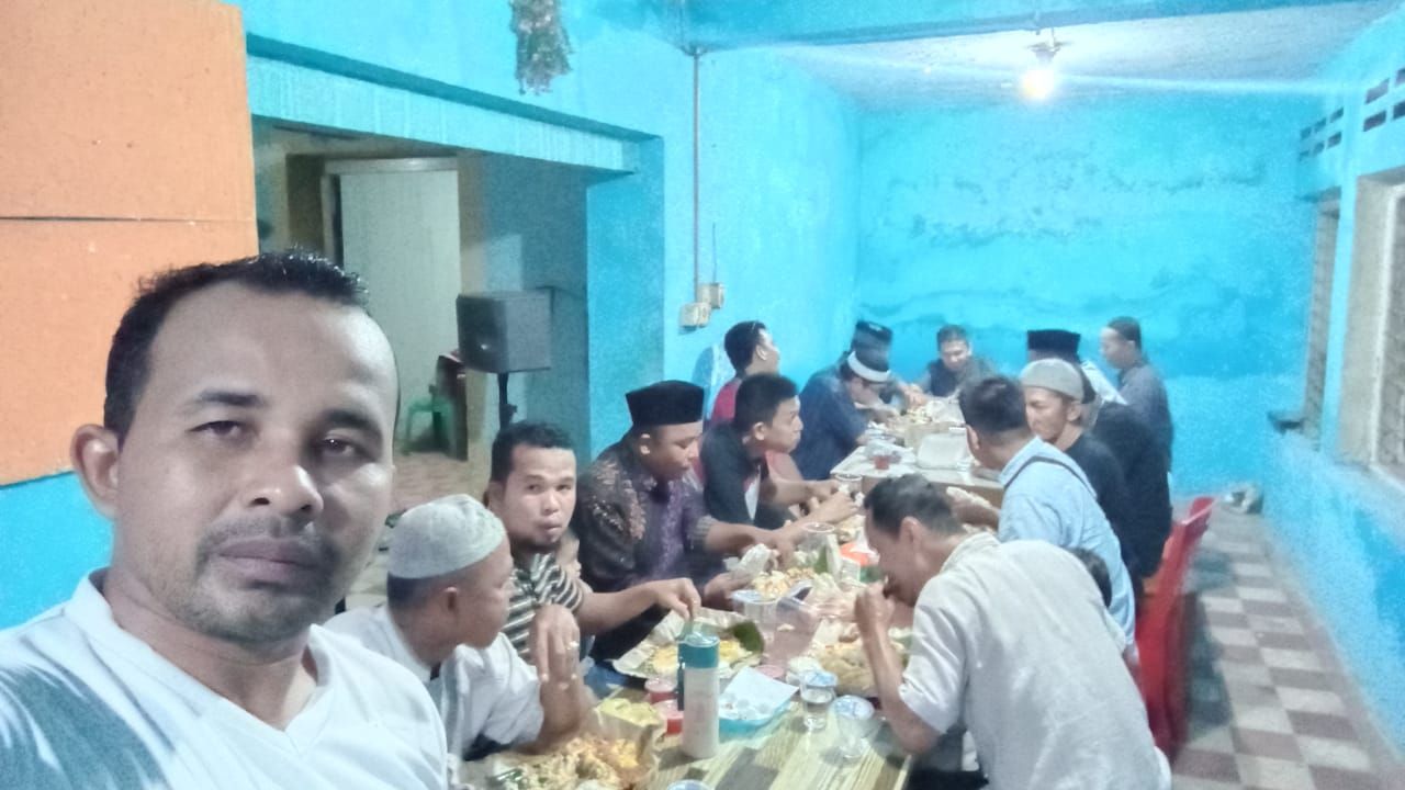 Buka puasa bersama Iqra' Komunitas dengan menu utama sate dan sala lauak. (foto dok deki porlan)