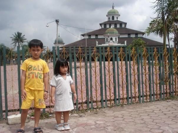 Image: Dari kecil, anak-anak sudah diajak mengenal masjid hingga mereka siap dibawa beribadah ke dalam masjid (dokpri)