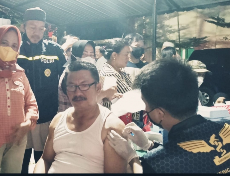 Vaksinasi ketiga atau Bosster di lakukan di gerai Kantor Lurah Bakung, Kecamatan Biringkanaya, Rabu (13/4/2022) - Dokpri