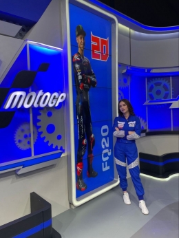 Estherlita Corraima saat menjadi host ajang balap MotoGP Mandalika/foto: pribadi