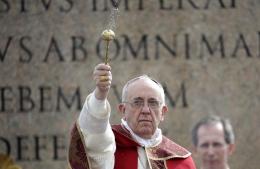 Paus Fransiskus sedang memerciki umat dengan air suci menggunakan aspersorium (Max Rossi via joyceproject.com)