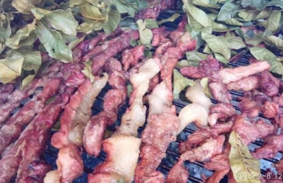 irisan daging babi yang telah disei. Terlihat daun kesambi yang menutupinya pun mengering. Foto: Mel Lay.