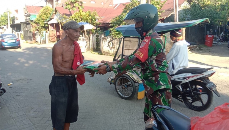 Personil Kodim 1408/MKS membagikan Takjil ke warga sekitar Kota Makassar - Dokpri