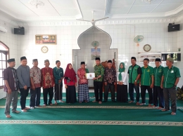 Penyerahan Cinderamata oleh tim II Safari Ramadhan DPC PPP Sergai Hari Ananda kepada BKM Masjid Al-Ikhwan Dusun V Desa Pematang Setrak (Dokpri)